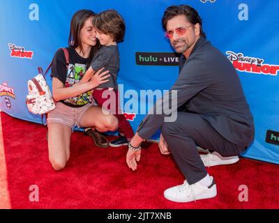 27. August 2022, Santa Monica, Kalifornien, USA: Caitlin McHugh, Billy Stamos und John Stamos besuchen Marvel's Spidey und seine erstaunlichen Freunde ''Glow Webs Glow' (Kreditbild: © Billy Bennight/ZUMA Press Wire) Stockfoto