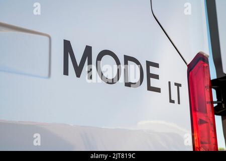 Loveland, CO, USA - 27. August 2022: Detail des 4x4 Storyteller Overland MODE LT Wohnmobil auf Ford Transit Chassis gebaut. Stockfoto