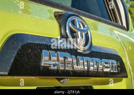 Loveland, CO, USA - 26. August 2022: Staubige Hintertür des Toyota 4Runner SUV mit Logo. Stockfoto