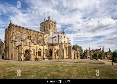 Sherborne Abbey und Digby Memorial Cross in Sherborne, Dorset, Großbritannien am 28. August 2022 Stockfoto