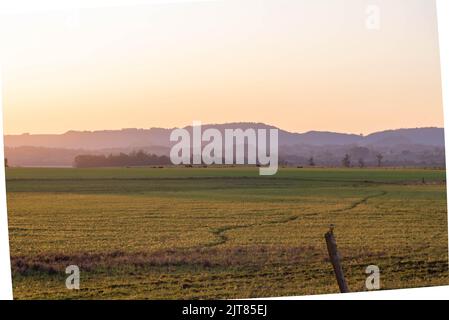 Landschaften des Pampa-Bioms bei Sonnenuntergang. Am späten Nachmittag auf dem Feld. Ländliche Landschaften. Abenddämmerung in landwirtschaftlichen Gebieten. Natur. Farben und Lichter der Dämmerung. Feelin Stockfoto