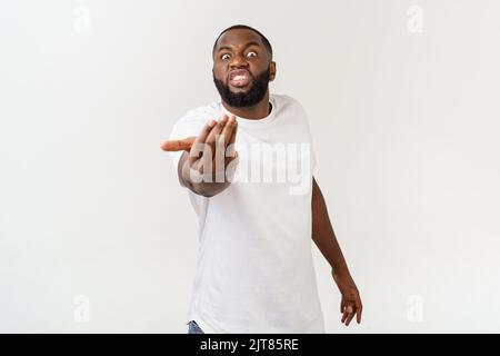 Nahaufnahme Profilporträt eines hübschen jungen unglücklichen Mannes, der sehr wütend, aufgewühlt, mit dem Finger zeigend und isoliert auf weißem Hintergrund aussagt. Stockfoto