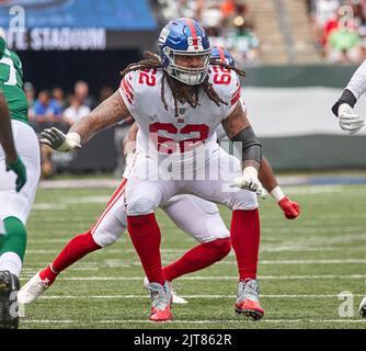 New Jersey, USA. 28. August 2022. 28. August 2022, East Rutherford, New Jersey, USA: Die New York Giants setzen sich während eines NFL-Vorsaison-Spiels im MetLife Stadium in East Rutherford, New Jersey, gegen Devery Hamilton (62) durch. Die Jets besiegten die Giganten 31-27. Duncan Williams/CSM Kredit: CAL Sport Media/Alamy Live News Stockfoto