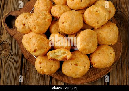 Gougeres auf Holzbrett mit Holzhintergrund Stockfoto