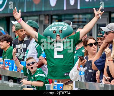 New Jersey, USA. 28. August 2022. 28. August 2022, East Rutherford, New Jersey, USA: Ein New Yorker Jets-Fan während eines NFL-Vorsaison-Spiels im MetLife Stadium in East Rutherford, New Jersey. Die Jets besiegten die Giganten 31-27. Duncan Williams/CSM Kredit: CAL Sport Media/Alamy Live News Stockfoto