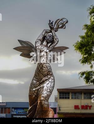 Wunderschöne filmische Luftaufnahmen der Ruinen, der Costarican-Flagge und des zweihundertjährigen Denkmals im Cartago Center in Costa Rica Stockfoto