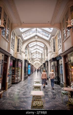 London, Großbritannien – 24. August 2022: The Burlington Arcade. Es ist eine überdachte Einkaufspassage, die hinter der Bond Street von Piccadilly nach Burlingt verläuft Stockfoto