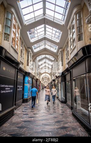 London, Großbritannien – 24. August 2022: The Burlington Arcade. Es ist eine überdachte Einkaufspassage, die hinter der Bond Street von Piccadilly nach Burlingt verläuft Stockfoto