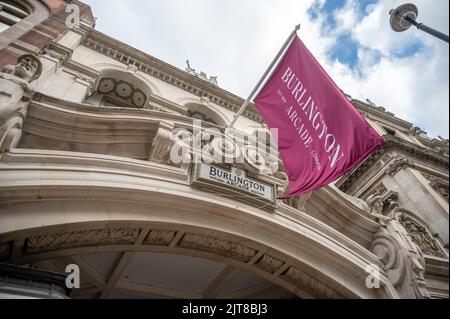 London, Großbritannien – 24. August 2022: The Burlington Arcade. Es ist eine überdachte Einkaufspassage, die hinter der Bond Street von Piccadilly nach Burlingt verläuft Stockfoto