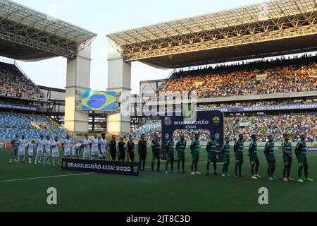 Cuiaba, Brasilien. 28. August 2022. MT - Cuiaba - 08/28/2022 - BRASILIANISCHER A 2022, CUIABA X SANTOS - Spieler aus Cuiaba und Santos posieren für Fotos neben dem Schiedsrichter vor dem Spiel im Arena Pantanal Stadion für die brasilianische Meisterschaft A 2022. Foto: Gil Gomes/AGIF/Sipa USA Quelle: SIPA USA/Alamy Live News Stockfoto