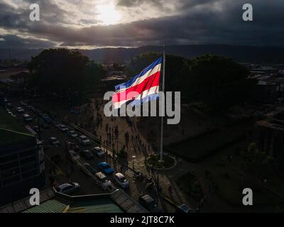 Wunderschöne filmische Luftaufnahmen der Ruinen, der Costarican-Flagge und des zweihundertjährigen Denkmals im Cartago Center in Costa Rica Stockfoto