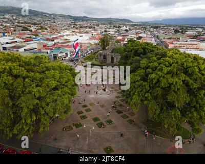 Wunderschöne filmische Luftaufnahmen der Ruinen, der Costarican-Flagge und des zweihundertjährigen Denkmals im Cartago Center in Costa Rica Stockfoto