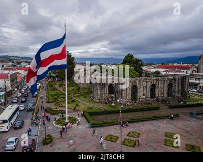 Wunderschöne filmische Luftaufnahmen der Ruinen, der Costarican-Flagge und des zweihundertjährigen Denkmals im Cartago Center in Costa Rica Stockfoto