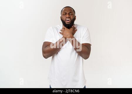 Kranker afrikanischer Mann mit Halsschmerzen. Porträt eines kranken afroamerikanischen Mannes, der an Halsschmerzen aufgrund von Erkältung leidet. Stockfoto