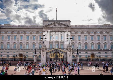 London, Großbritannien - 24. August 2022: Der wunderschöne Buckingham Palace in London im Sommer. Stockfoto