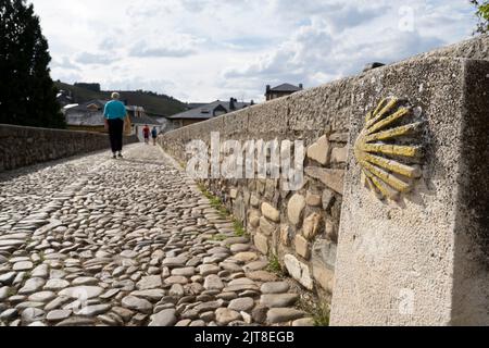 Eine traditionelle Markierung auf der Puente Romano de Molinaseca begrüßt Pilger entlang des Camino Frances in das malerische Dorf in León, Spanien. Der Spött Stockfoto