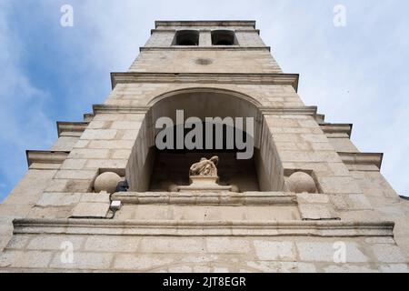 Detail des Glockenturms mit einer Pietà-Statue in der Ermita de Nuestra Señora de las Angustias im Dorf Molinaseca am Camino Franc Stockfoto