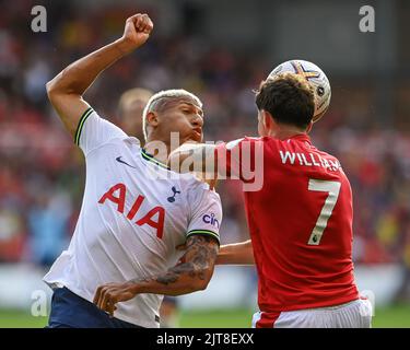 Richarlison #9 von Tottenham Hotspur und Neco Williams #7 von Nottingham Forest kämpfen um den Ball Stockfoto