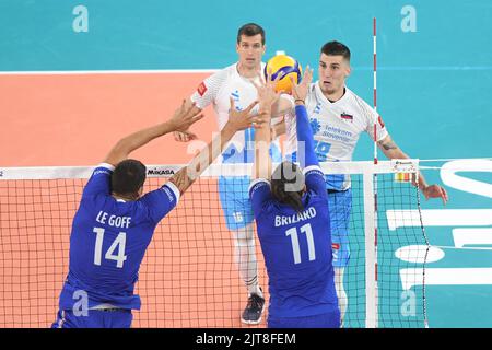 Klemen Cebulj (Slowenien), Nicolas Le Goff, Antoine Brizard (Frankreich). Volleyball-Weltmeisterschaft 2022. Stockfoto