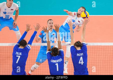 Tine Urnaut (Slowenien); Kevin Tillie, Barthelemy Chinenyeze, Jean Patry (Frankreich). Volleyball-Weltmeisterschaft 2022. Stockfoto