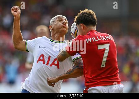 Nottingham, Großbritannien. 28. August 2022. Richarlison #9 von Tottenham Hotspur und Neco Williams #7 von Nottingham Forest kämpfen am 8/28/2022 um den Ball. (Foto von Craig Thomas/News Images/Sipa USA) Quelle: SIPA USA/Alamy Live News Quelle: SIPA USA/Alamy Live News Stockfoto