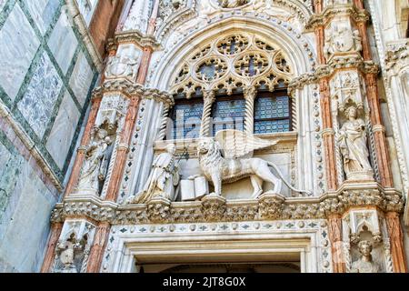 Porta della Carta - ein Fragment des vorderen Tores des Dogenpalastes. Stockfoto