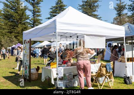 Palm Beach in Sydney, sonniger Wintertag und Marktstände am Markttag, Sydney, NSW, Australien Stockfoto