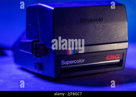 Nahaufnahme einer Polaroid Supercolor 635CL Kamera mit blauer Hintergrundbeleuchtung Stockfoto