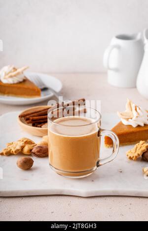 Kürbis-Gewürzkaffee auf einem Marmorbrett, warmes Getränk der Saison für den Herbst Stockfoto