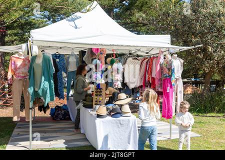 Palm Beach in Sydney, sonniger Wintertag und Marktstände am Markttag, Sydney, NSW, Australien Stockfoto