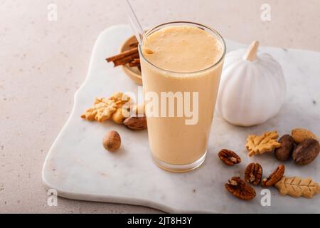 Kürbiskuchen-Smoothie mit Herbstgewürzen und Kürbispüree Stockfoto