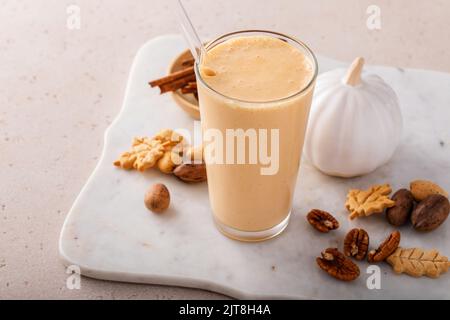 Kürbiskuchen-Smoothie mit Herbstgewürzen und Kürbispüree Stockfoto