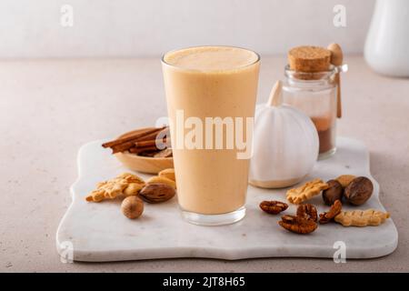 Kürbiskuchen-Smoothie mit Herbstgewürzen und Kürbispüree Stockfoto