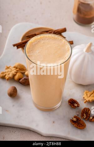 Kürbiskuchen-Smoothie mit Herbstgewürzen und Kürbispüree Stockfoto