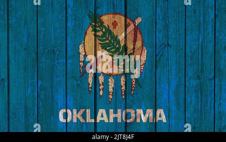 Draufsicht auf Old Painted Flag of Oklahoma State, USA auf dunklem Holzzaun, Mauer. US-Patriot und Reisekonzept. Kein Fahnenmast. Ebenendesign, Layout. Alarmmeldung Stockfoto