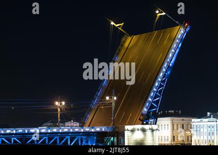 RUSSLAND, PETERSBURG - AUG 19, 2022: petersburg sankt Brücke russland newa Palast öffnen st Wasser, aus der Sommer-Ansicht von der Stadt und städtischen europa, ziehen alt