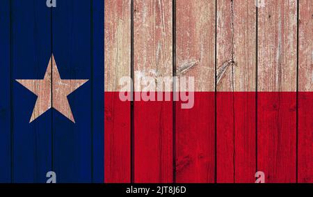 Draufsicht auf Old Painted Flag of Texas State, USA auf dunklem Holzzaun, Mauer. US-Patriot und Reisekonzept. Kein Fahnenmast. Ebenendesign, Layout. Flagge BA Stockfoto