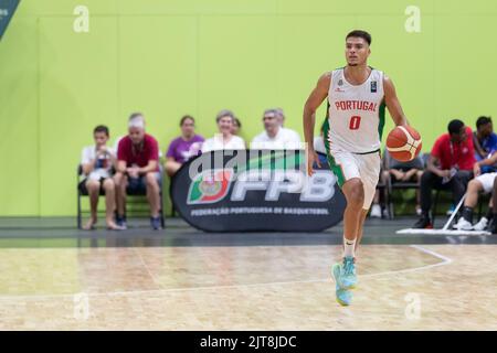 28. August 2022. Odivelas, Portugal. Portugals und Forca Lleida Shooting Guard Diogo Brito (0) in Aktion während des Spiels für den FIBA Europe Cup (Gruppe F), Portugal gegen Zypern © Alexandre de Sousa/Alamy Live News Stockfoto