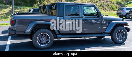 Drei Jeep Gladiator SUVs standen an einem sonnigen Sommertag in einem Händler zum Verkauf Stockfoto