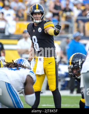 Pittsburgh, USA. 28. August 2022. Pittsburgh Steelers Quarterback Kenny Pickett (8) signalisiert die Offensive während des vierten Quartals des Sieges der Steelers 19-9 gegen die Detroit Lions im Acrisure Stadium am Sonntag, 28. August 2022 in Pittsburgh Foto von Archie Karpenter/UPI Credit: UPI/Alamy Live News Stockfoto