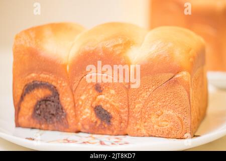 Hausgemachtes weiches, flauschiges Schokoladenbrot, japanisches Milchbrot Stockfoto