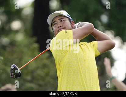 Hideki Matsuyama aus Japan schlägt am 28. August 2022 in der Endrunde der Tour Championship im East Lake Golf Club in Atlanta, Georgia, das 18.-T-Shirt ab. (Kyodo)==Kyodo Foto via Credit: Newscom/Alamy Live News