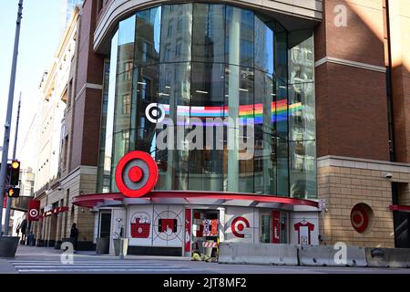 Ein Blick auf die Nicollet Mall-Lage des Target Stores in der Innenstadt von Minneapolis im Jahr 2022. Stockfoto