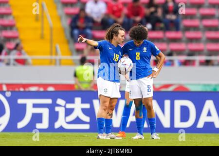 San Jose, Costa Rica. 28. August 2022. San Jose, Costa Rica, August 28. 2022: Rafa Levis (18 Brasilien) und Yaya (8 Brasilien) diskutieren während der FIFA U20 Frauen-Weltmeisterschaft Costa Rica 2022 Fußball 3. Platz Spiel zwischen den Niederlanden und Brasilien im Estadio Nacional in San Jose, Costa Rica. (Daniela Porcelli/SPP) Quelle: SPP Sport Press Foto. /Alamy Live News Stockfoto