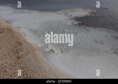 Salzablagerungen rund um den Assal-See in Dschibuti Stockfoto