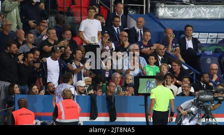 Paris, Frankreich. 28. August 2022. Schiedsrichter (vorne) sieht VAR während eines Fußballspiels der französischen Ligue 1 zwischen Paris Saint-Germain (PSG) und AS Monaco im Stadion Parc des Princes in Paris, Frankreich, am 28. August 2022. Kredit: Gao Jing/Xinhua/Alamy Live Nachrichten Stockfoto