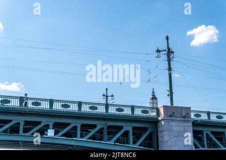 RUSSLAND, PETERSBURG - 20. AUG 2022: Bridge florida petersburg tampa Sunshine usa Bay Day Seascape, Concept City Landscape for russia and urban Road Stockfoto