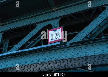 RUSSLAND, PETERSBURG - 20. AUG 2022: Verkehrsbrücke Schilderkonstruktion maximale Gefahr Fahrhöhe verboten, Konzept Stopp Warnung in Auto für rote Form Stockfoto