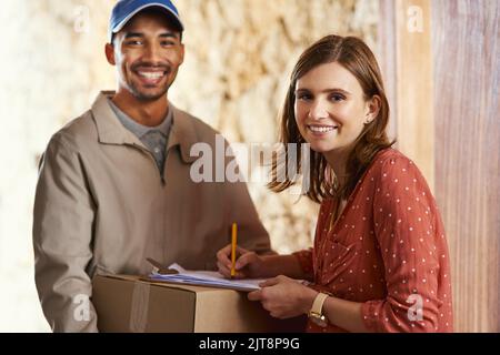 Ein weiterer zufriedener Kunde. Beschnittenes Porträt einer attraktiven jungen Frau, die ihre Geburt unterschrieb. Stockfoto