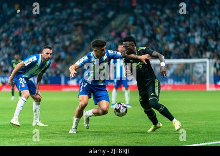 Barcelona, Spanien. 28. August 2022. Real Madrids Vinicius Jr. (R) steht mit Espanyols Ruben Sanchez (C) während eines La Liga Santander-Spiels zwischen RCD Espanyol und Real Madrid am 28. August 2022 im RCDE-Stadion in Barcelona, Spanien, auf dem Spiel. Quelle: Joan Gosa/Xinhua/Alamy Live News Stockfoto